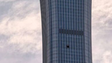 Çin’in başkenti Pekin’de bir Sunward SA60L Aurora tipi hafif uçak, kentin en yüksek binası olan CITIC Tower'a (China Zun) çarptı