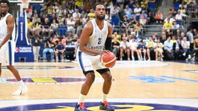 Türkiye Sigorta Basketbol Süper Ligi Dörtlü Final ikinci maçında Fenerbahçe Beko evinde Anadolu Efes'i bir kez daha geriden gelip yendi
