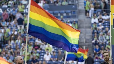 FIFA’nın Seattle’da oynanacak İran-Mısır maçında gökkuşağı bayraklarına izin vermesi iki Müslüman ülkenin futbol federasyonlarının tepkisini çekti.