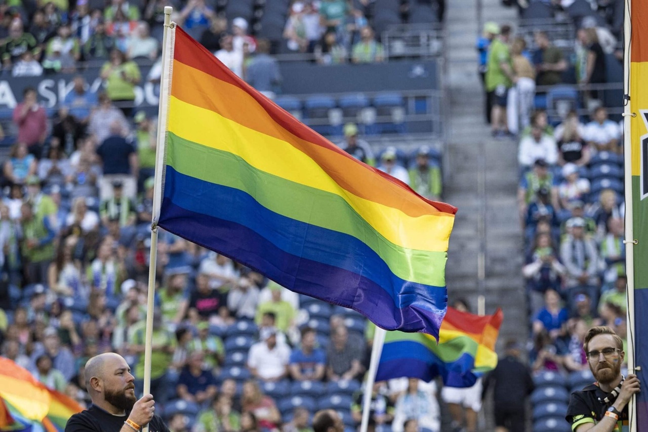 FIFA’nın Seattle’da oynanacak İran-Mısır maçında gökkuşağı bayraklarına izin vermesi iki Müslüman ülkenin futbol federasyonlarının tepkisini çekti.