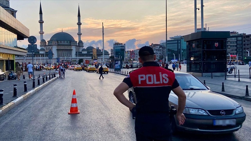 İstanbul’da polis ekiplerinin iki aşamalı “Huzur İstanbul” uygulamasında 318 binden fazla kişi sorgulandı.