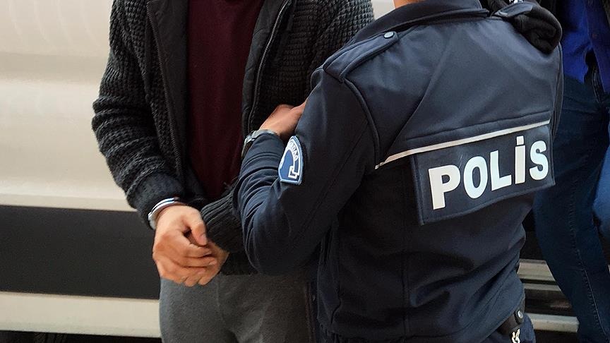 İzmir’de CHP’li belediyelere yönelik operasyonlarda iki belediye başkanı gözaltına alındı.