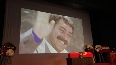 77 yaşında hayatını kaybeden Türk sinemasının unutulmaz isimlerinden Kadir İnanır için ilk tören Harbiye Muhsin Ertuğrul Sahnesi'nde gerçekleştirildi