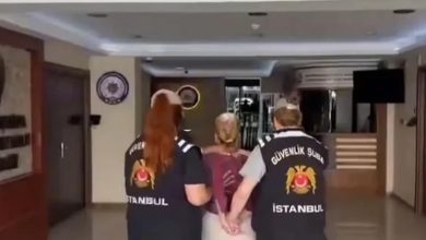 İstanbul’da metroda başörtülü bir kadına yönelik ayrımcı ve hakaret içerikli ifadeler kullanan Hatice Ö. tutuklandı.