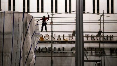 Washington DC’deki Kennedy Center’ın cephesine eklenen Donald Trump adı, mahkemenin kaldırma kararının ardından gece saatlerinde söküldü.