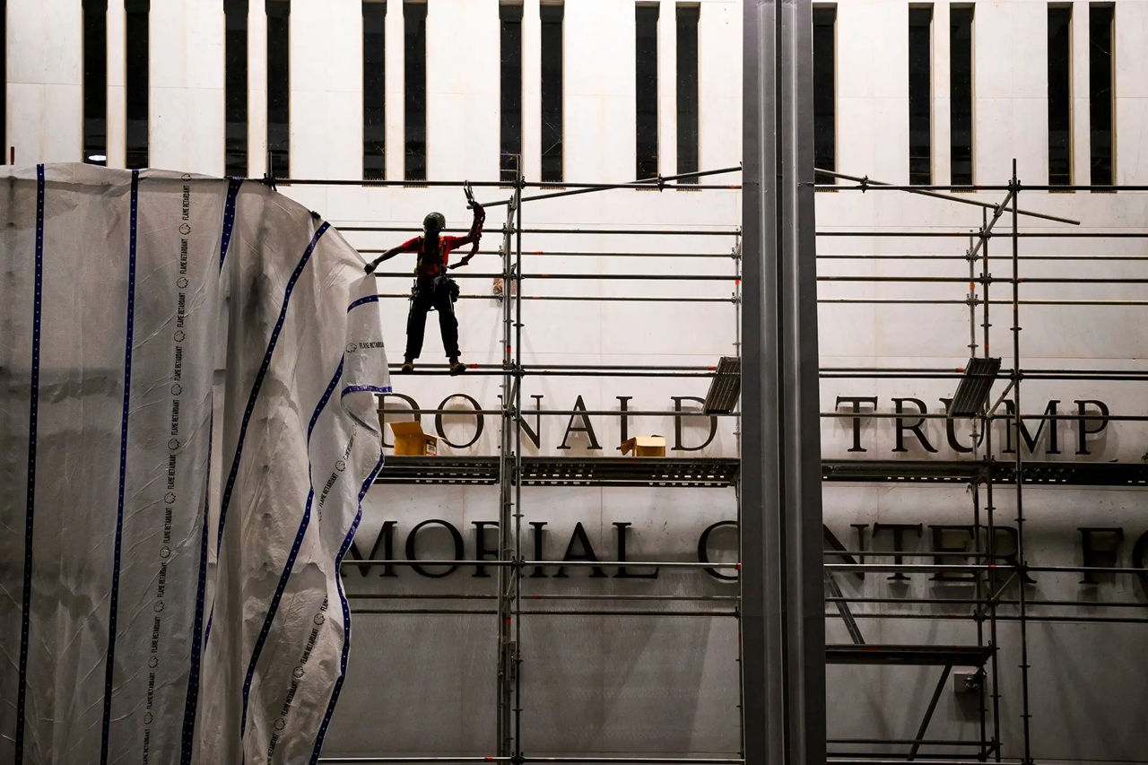Washington DC’deki Kennedy Center’ın cephesine eklenen Donald Trump adı, mahkemenin kaldırma kararının ardından gece saatlerinde söküldü.