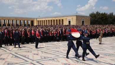 Koç Ailesi, Koç Topluluğu üst düzey yöneticileri, çalışanları, Ankara’daki bayileri ve yetkili servisleri; Topluluğun 100. yılında Anıtkabir’i ziyaret etti