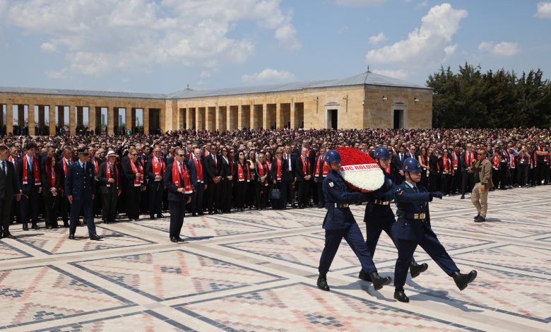 Koç Ailesi, Koç Topluluğu üst düzey yöneticileri, çalışanları, Ankara’daki bayileri ve yetkili servisleri; Topluluğun 100. yılında Anıtkabir’i ziyaret etti