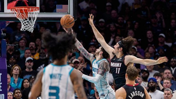 LaMelo Ball Hornets formasıyla kariyerinin en büyük basketini atarken