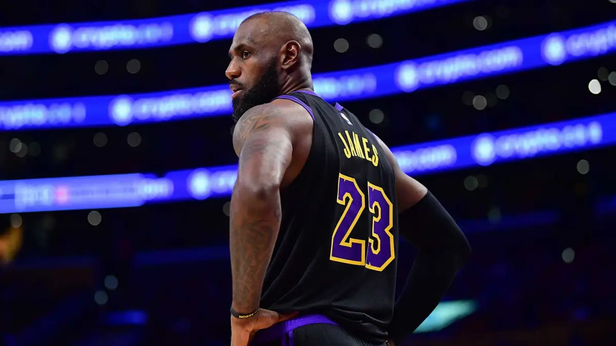 Kral LeBron James Los Angeles Lakers'a veda etti.