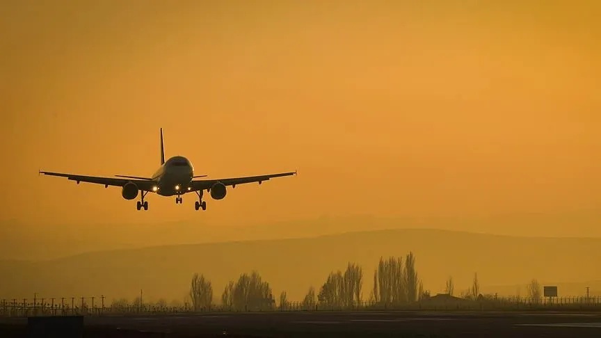 LOT uçağı kaçırılma kodu verdi: Türk hava sahasında F-16’lar eşlik etti 1 Ulaştırma ve Altyapı Bakanlığı, Varşova-Tel Aviv seferini yapan LOT Havayolları’na ait yolcu uçağının 7500 kodu verdikten sonra Türk hava sahasına girdiğini açıkladı.