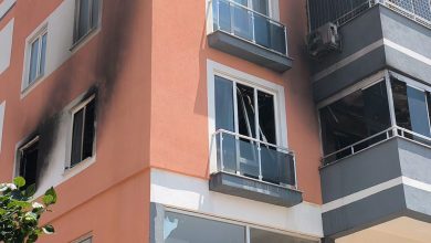 Kahramanmaraş’ın Onikişubat ilçesine bağlı Boğaziçi Mahallesi’nde bir apartman dairesinde çıkan yangında 3 kişi hayatını kaybetti