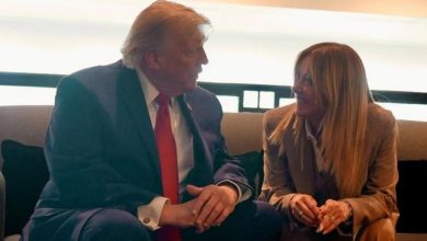 Donald Trump’ın, Giorgia Meloni’nin G7’de kendisiyle fotoğraf çektirmek için ısrar ettiği yönündeki sözleri İtalya’da sert tepkiyle karşılandı.