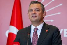 MHP Genel Başkanı Devlet Bahçeli ve CHP Grup Başkanı Özgür Özel, Koç Holding'in 100. yıl töreninde bir araya geldi. İki isim törende birbirleriyle el sıkıştı