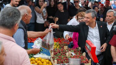 CHP'de Özgür Özel, dün Ankara Ulus'un ardından bugün de Denizli'de pazara gidip tezgaha geçti