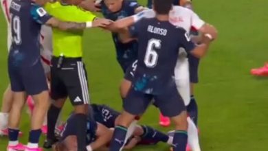 Karşılaşmanın tek golünü atan Matias Galarza’nın, hakemin kolundan düşen saati yerden alıp kendi koluna taktığı anlar kameralara yansıdı.