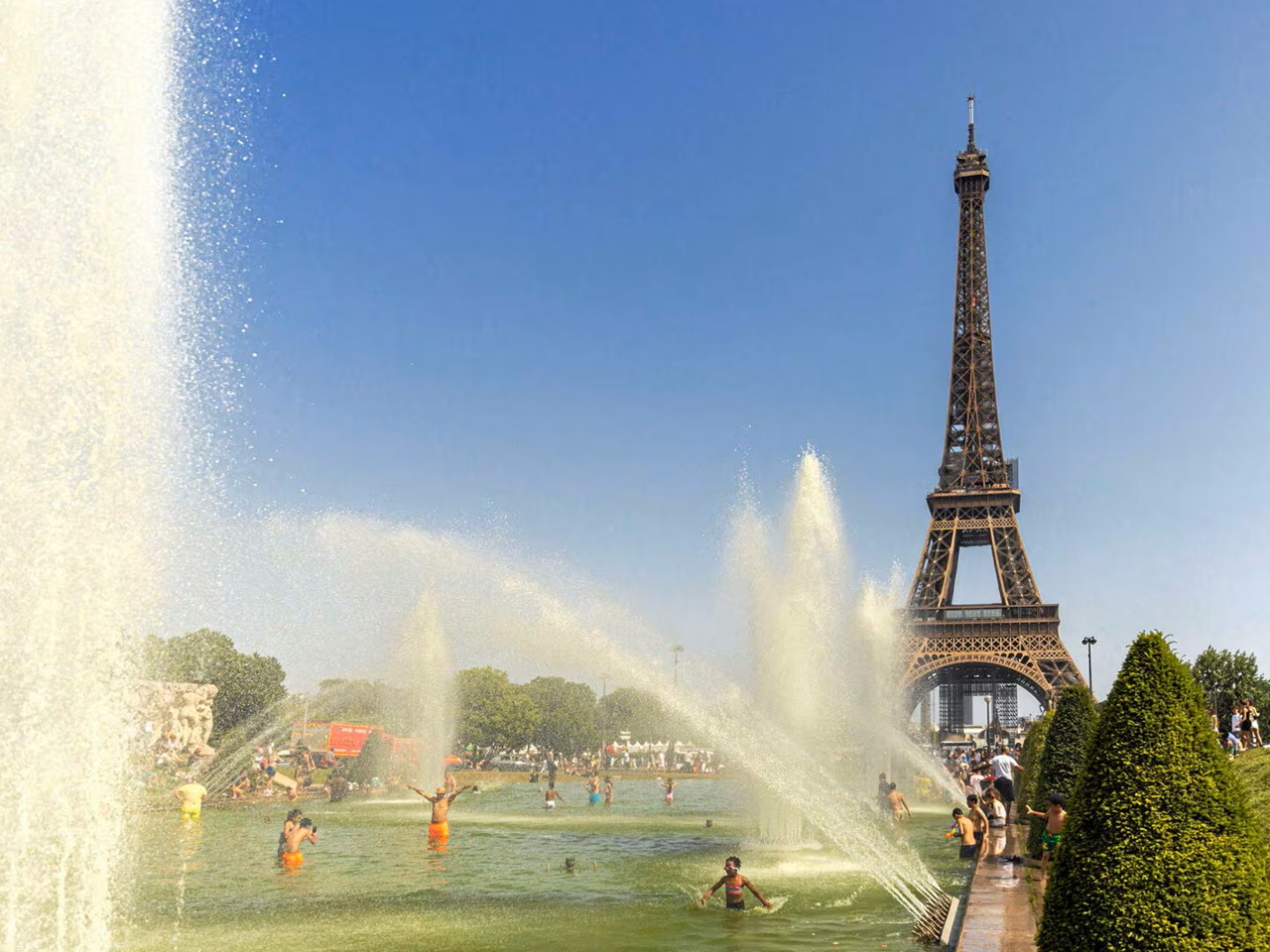 Fransa’nın başkenti Paris’te aşırı sıcakların etkili olduğu 24 saat içinde 109 kişinin yaşamını yitirdiği bildirildi.