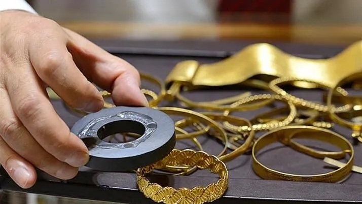 Adalet Bakanı Akın Gürlek, sahte altın üretimi ve pazarlaması yaptığı belirlenen kuyumcu, atölyeci, çantacı ve kalıpçılara yönelik 10 ilde eş zamanlı operasyon düzenlendiğini açıkladı.