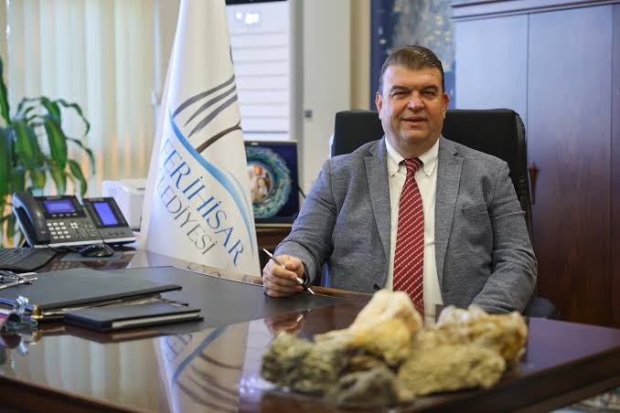 Seferihisar Belediye Başkanı İsmail Yetişkin’in de aralarında bulunduğu 12 kişi tutuklandı.