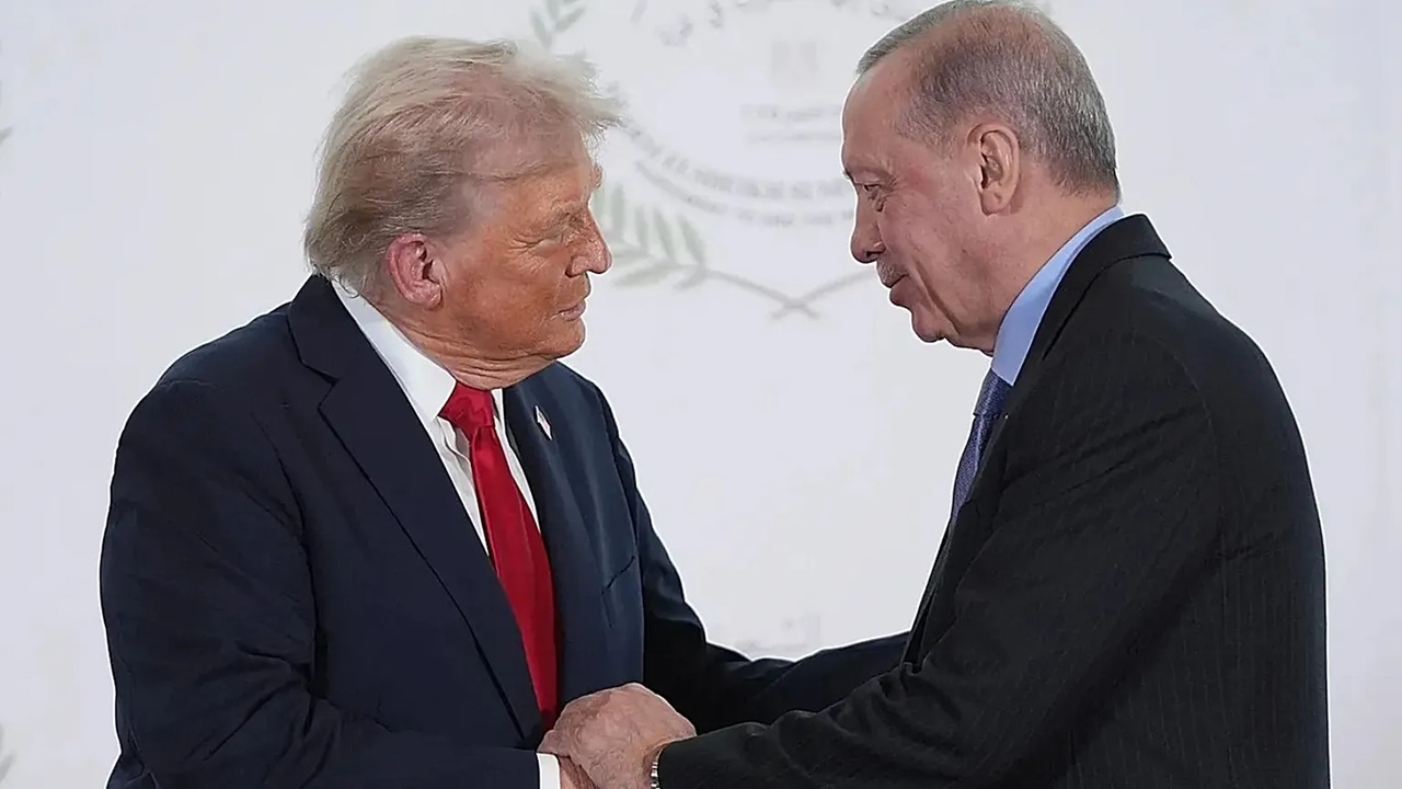 Trump, Beyaz Saray’da NATO Genel Sekreteri Mark Rutte ile yaptığı açıklamada Cumhurbaşkanı Recep Tayyip Erdoğan için övgü dolu ifadeler kullandı.