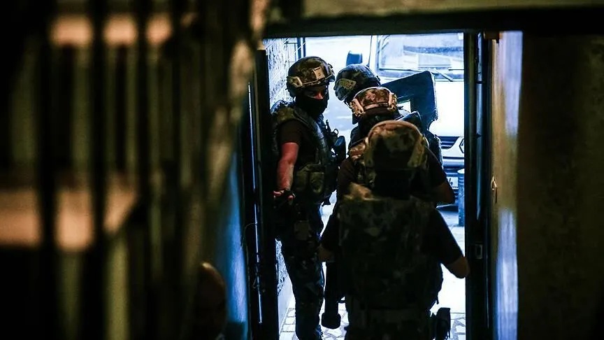 12 ilde organize suç operasyonu: 74 şüpheli gözaltına alındı 1 İstanbul merkezli 12 ilde, 4 ayrı organize suç örgütüne yönelik düzenlenen eş zamanlı operasyonlarda 74 şüpheli yakalandı.