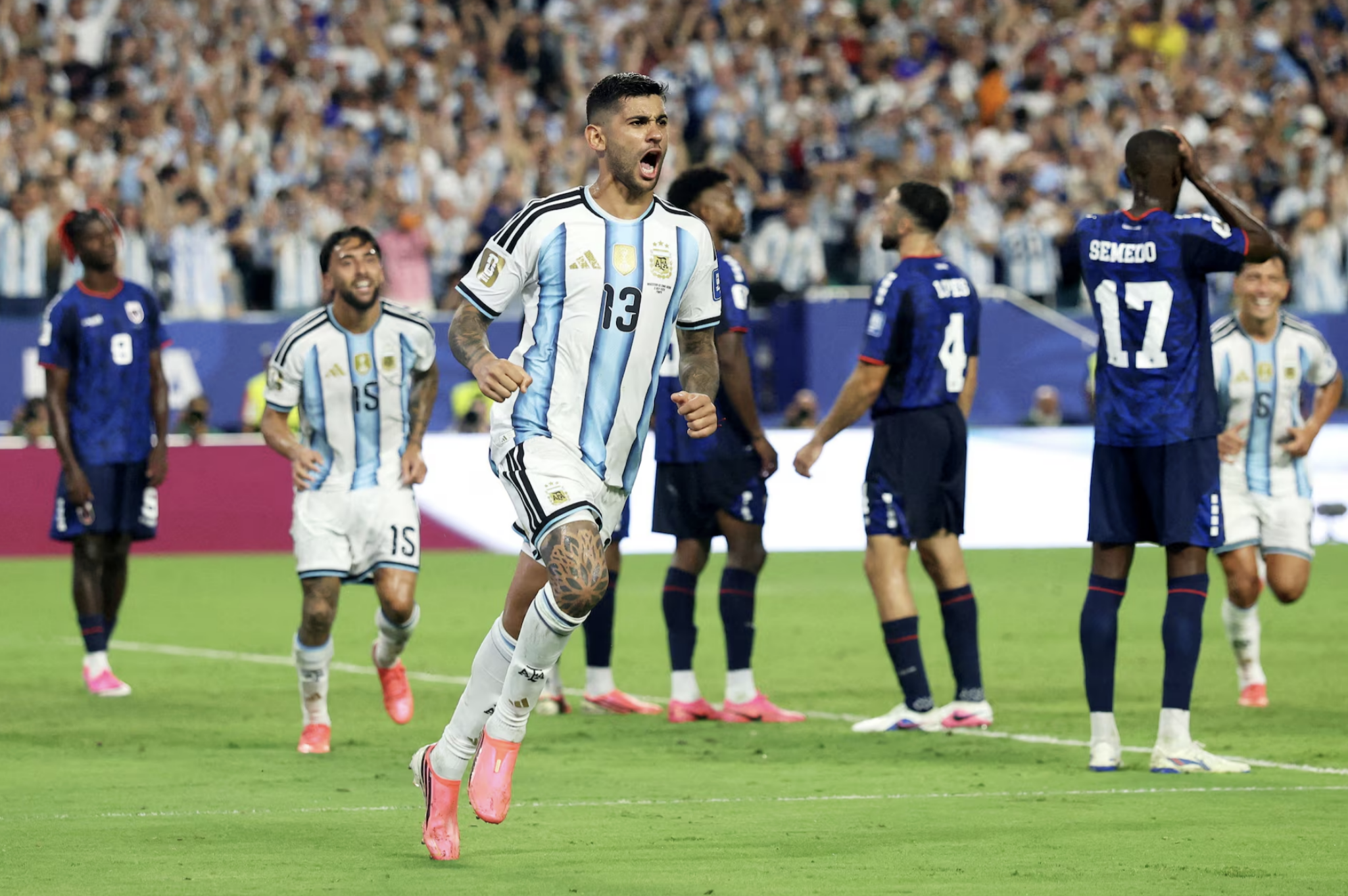 Arjantin uçurumdan döndü: Yeşil Burun Adaları’nın tarihi direnişi uzatmada kendi kalesine golle bitti 1 Messi'li Arjantin, Cape Verde karşısında büyük bir şokun eşiğinden döndü. Lionel Messi’nin gol attığı maçta son sözü uzatmada gelen kendi kalesine gol söyledi.