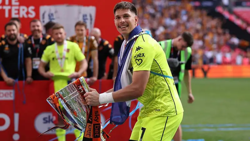Acun Ilıcalı ve Hull City Derin Nefes Aldı. 2 Ivor Pandur, 6 milyon sterlin bonservis bedeliyle Rangers'a transfer oldu. Ocak 2024'te yalnızca 1,5 milyon sterline kadroya katılan Hırvat file bekçisinin satışı kulübe önemli bir transfer kârı sağladı.