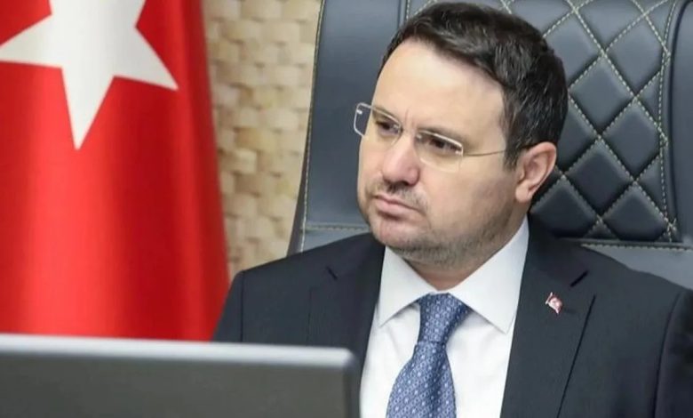 Adalet Bakanı Akın Gürlek, profesyonel liglerde yasa dışı bahis operasyonu kapsamında 19 şüpheliye İstanbul merkezli eş zamanlı operasyon düzenlendiğini açıkladı. Gürlek, sporun güvenilirliğini zedeleyen her türlü şaibeli yapı ve eylemlerin üzerine emin adımlarla gidileceğini iletti. 