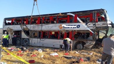 Amasya'da otobüs kazası! Çok sayıda yaralı var 1 İstanbul'dan Ordu istikametine giden çift katlı otobüsün Amasya'da devrilmesi sonucu 46 kişi yaralandı