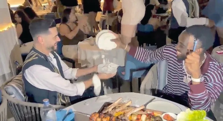Antoine Semenyo Dünya Kupası’na veda etti, soluğu Bodrum’da aldı 1 2026 FIFA Dünya Kupası’nda Gana Milli Takımı ile mücadele eden Antoine Semenyo, takımının turnuvaya veda etmesinin ardından arkadaşlarıyla Bodrum’a geldi.