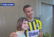 Fenerbahçe'nin yeni transferi Mason Greenwood'u İstanbul'a gelişinde başkan Aziz Yıldırım'ın kızı Yaz Yıldırım karşıladı