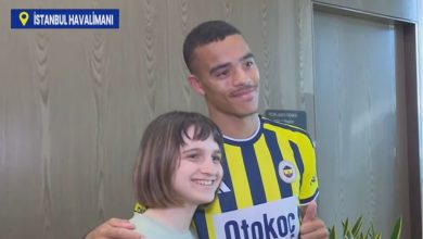 Mason Greenwood'a Yıldırım'dan çiçekli karşılama! 1 Fenerbahçe'nin yeni transferi Mason Greenwood'u İstanbul'a gelişinde başkan Aziz Yıldırım'ın kızı Yaz Yıldırım karşıladı