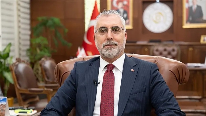 Bakan Işıkhan’dan en düşük emekli aylığı için 3 Temmuz işareti 1 Çalışma ve Sosyal Güvenlik Bakanı Vedat Işıkhan, en düşük emekli aylığına ilişkin rakamın 3 Temmuz’da açıklanacak enflasyon verisiyle netleşeceğini söyledi.