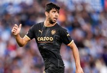 Trabzonspor'un Valencia'dan transfer ettiği sol stoper Cenk Özkaçar, akşam saatlerinde Türkiye'de olacak