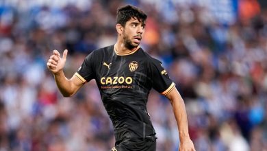 Trabzonspor'a Türk oyuncu! İmzaya geliyor 1 Trabzonspor'un Valencia'dan transfer ettiği sol stoper Cenk Özkaçar, akşam saatlerinde Türkiye'de olacak