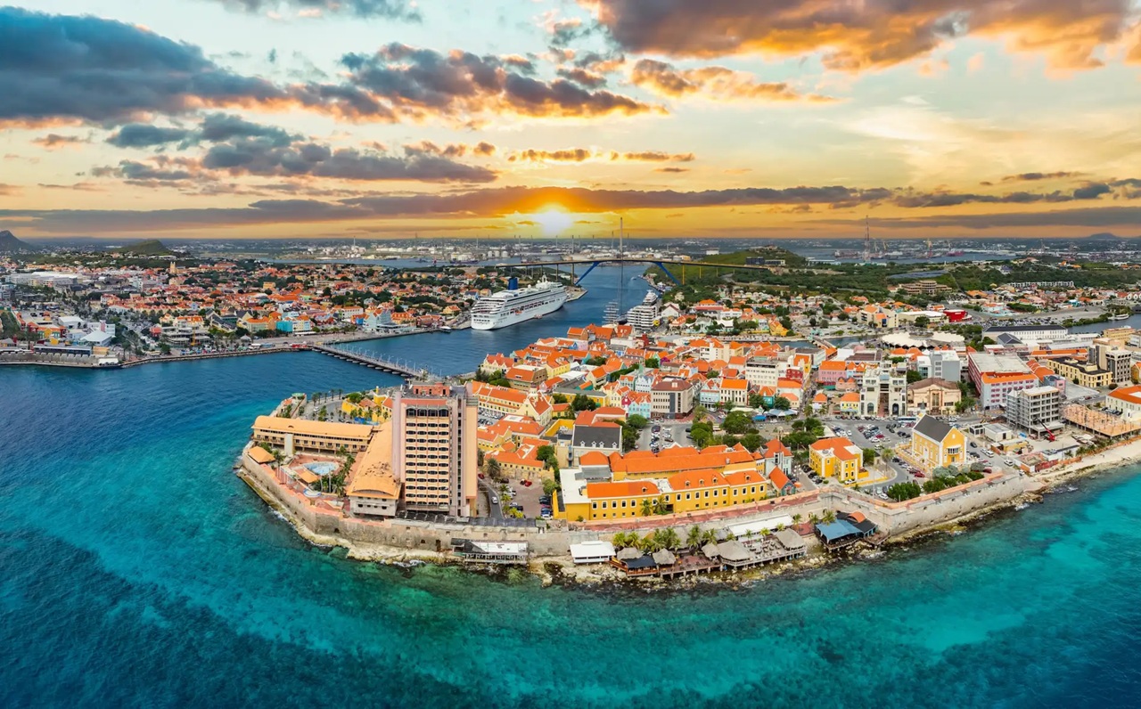 Dünya Kupası'yla ilgi arttı! Curaçao nerede, nasıl gidilir, tatil için ne sunuyor? 1 2026 Dünya Kupası’nda ilk kez mücadele eden Curaçao, Ekvador karşısındaki dirençli oyunuyla futbolseverlerin dikkatini çekti.