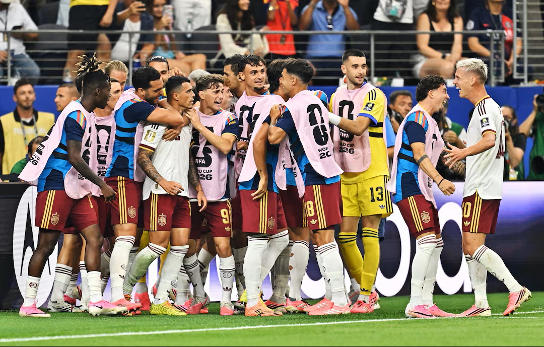 İspanya, ilk finalist! Fransa’nın Dünya Kupası rüyası bitti 1 2026 FIFA Dünya Kupası yarı finalinde Fransa’yı 2-0 mağlup eden İspanya, 2010’dan sonra ilk kez finale yükseldi.