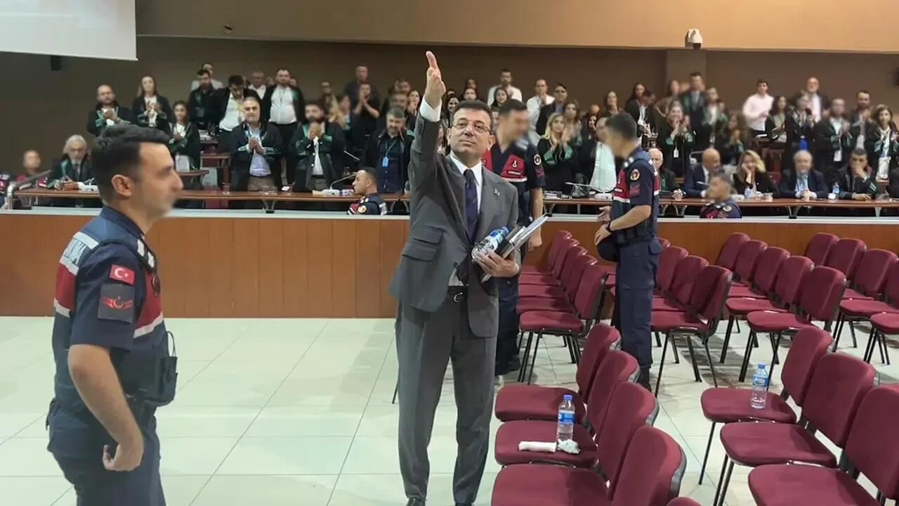 Ekrem İmamoğlu’ndan casusluk davasında savunma! 1 “Siyasal casusluk” iddiasıyla yargılanan Ekrem İmamoğlu, davadaki suçlamaları reddederek casusluk ithamının ağır olduğunu söyledi.