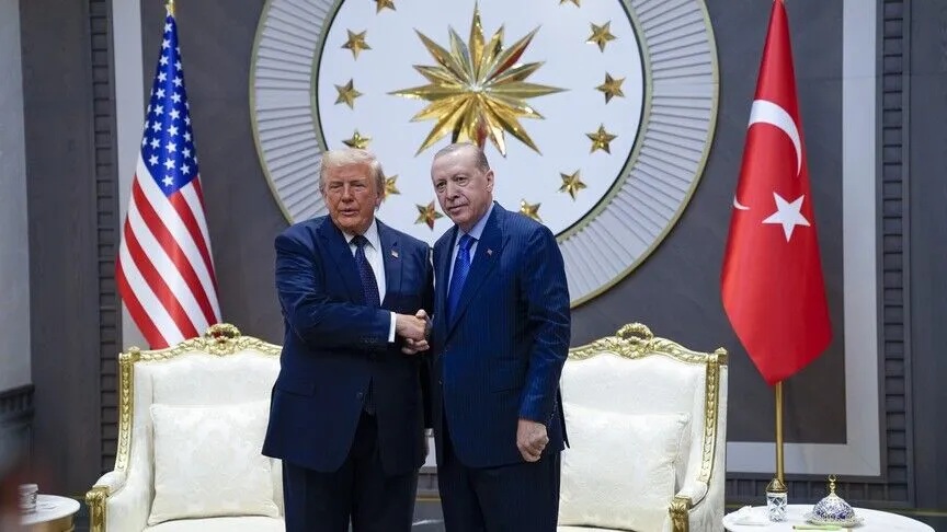 Erdoğan-Trump görüşmesi! Cumhurbaşkanı: 5 uçak için söz aldık 1 Cumhurbaşkanı Recep Tayyip Erdoğan, NATO Zirvesi için Ankara’ya gelen ABD Başkanı Donald Trump’ı Cumhurbaşkanlığı Külliyesi’nde kabul etti.
