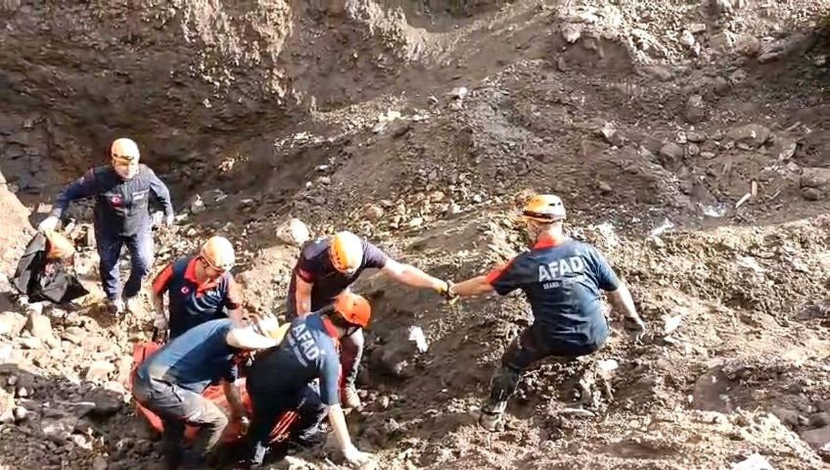 Eskişehir’de define göçüğünde kalan kişinin cenazesine ulaşıldı 1 Eskişehir’in İnönü ilçesinde define aramak için kazıldığı belirtilen tünelde göçük meydana geldi.