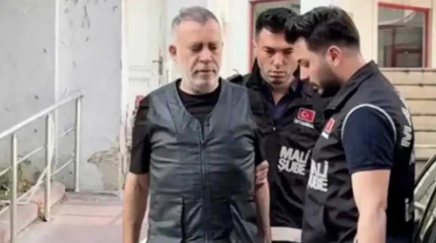 Haluk Levent için tutuklama talep edildi 1 Aralarında Haluk Levent’in de bulunduğu 19 kişi tutuklama talebiyle hakimliğe sevk edildi.