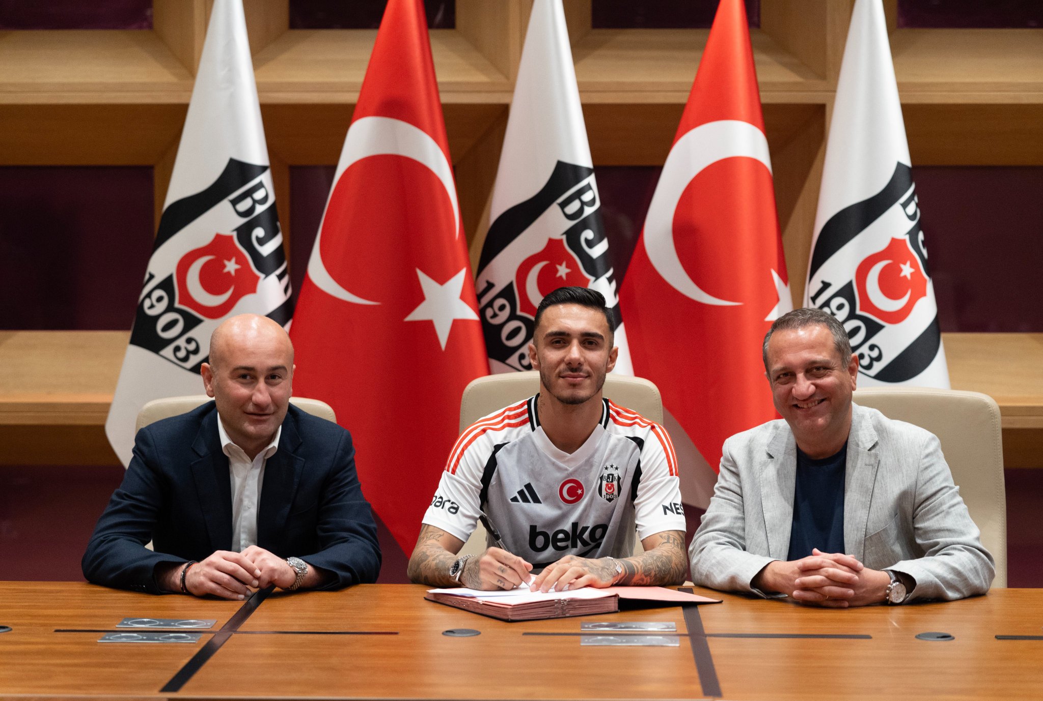 Kaan Şakul'dan Serdal Adalı'ya sorular! 1 Beşiktaş'ta Hasan Arat döneminde yönetici olan Kaan Şakul, mevcut başkan Serdal Adalı'ya mali tabloyla ilgili sorular sordu