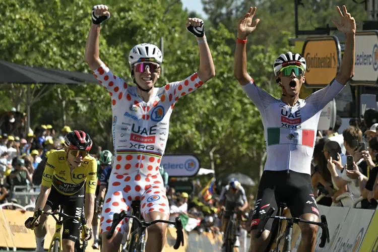 Tour de France'ın 2.etabında genç Meksikalı Isaac del Toro, efsanevi isim ve takım arkadaşı olan Pogacar ile beraber finiş çizgisini geçti