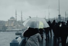 İstanbul, aşırı sıcakların ardından gök gürültülü sağanak yağışla tanıştı. Bazı ilçelerde yollar adeta göle döndü