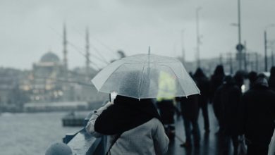 İstanbul, aşırı sıcakların ardından gök gürültülü sağanak yağışla tanıştı. Bazı ilçelerde yollar adeta göle döndü