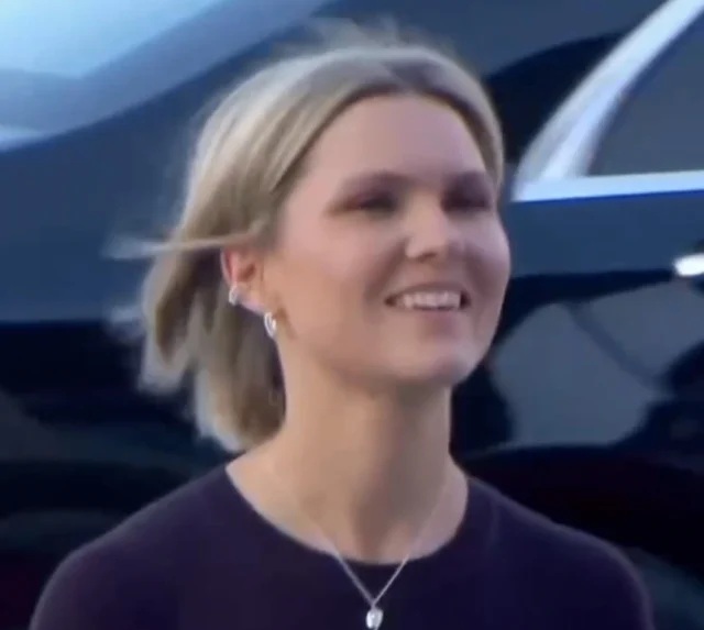 Külliye’de dikkat çeken anlar! İzlanda Başbakanı Frostadottir’in bakışları gündem oldu 1 Ankara’daki NATO resepsiyonuna katılan İzlanda Başbakanı Frostadottir’in, Cumhurbaşkanlığı Külliyesi’ne girişindeki görüntüleri ilgi gördü.