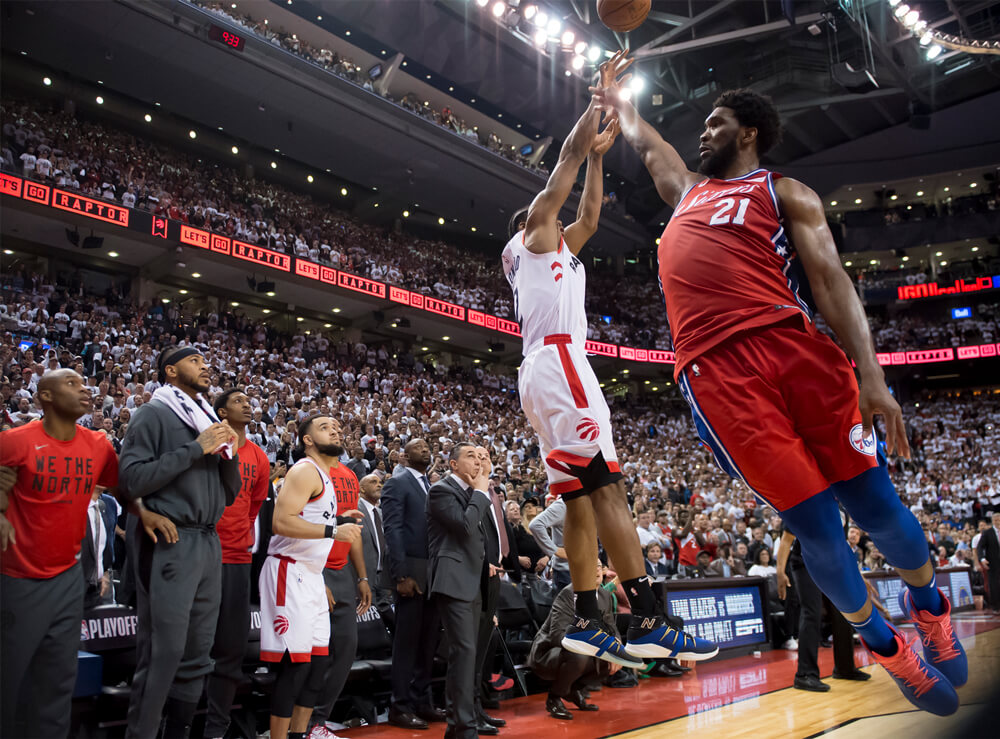 Kawhi Leonard yeniden Toronto Raptors'ta! 2 Kawhi Leonard Toronto Raptors'un şampiyonluk yolunu açan o efsane şutu atarken