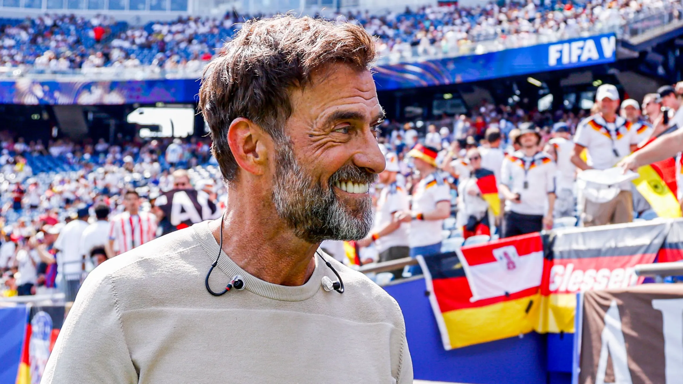 Jürgen Klopp geri dönüyor 1 Jürgen Klopp yeniden kulübeye geri dönmek üzere. Klopp yaptığı açıklamada "DFB yeni bir teknik direktör arıyor ve benimle görüşüyor." ifadelerini kullandı.