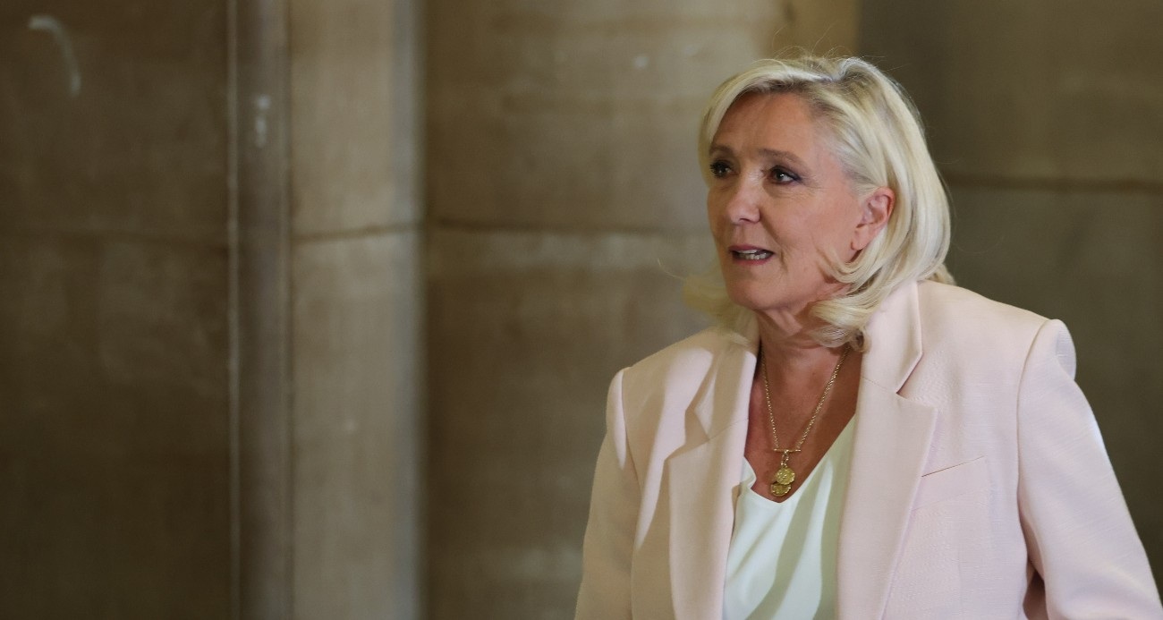 Le Pen cumhurbaşkanlığı seçiminde aday olacağını açıkladı 1 Fransa’da yargı kararının ardından Marine Le Pen’den adaylık açıklaması geldi. Le Pen, “Cumhurbaşkanlığı seçiminde adayım” dedi.