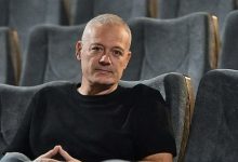 Levent Üzümcü ve Nasuh Mahruki gözaltında 5 Sanatçı Levent Üzümcü ve eski AKUT Başkanı Nasuh Mahruki sosyal medya paylaşımları nedeniyle gözaltına alındı